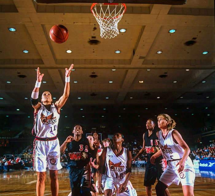 The Columbus Quest playing a basketball game